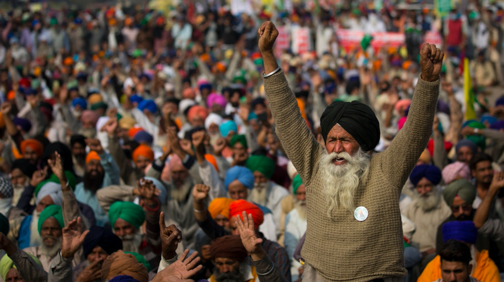 印度国庆日彻底乱套！数十万农民冲进首都新德里，引发大规模暴力抗议活动休闲区蓝鸢梦想 - Www.slyday.coM