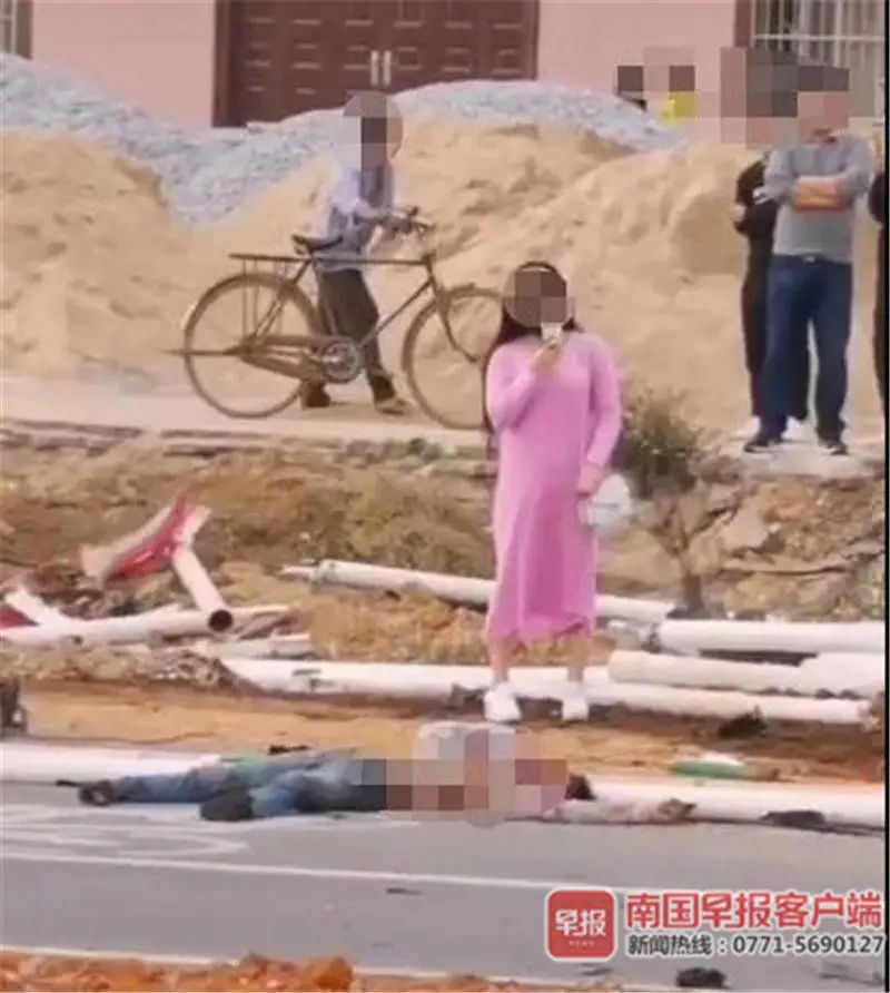 广西一女子开奔驰车撞飞摩托车，骑手当场身亡！休闲区蓝鸢梦想 - Www.slyday.coM