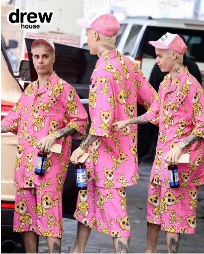比伯的花睡衣▼这还不算完,店铺还被网友扒出抄袭justin bieber的潮牌