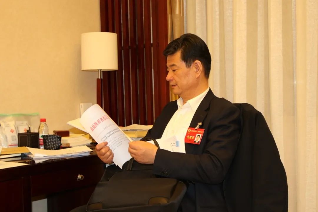 正文  采访中,马鹏程向记者展示了自己随身携带的一个黑色公文包.