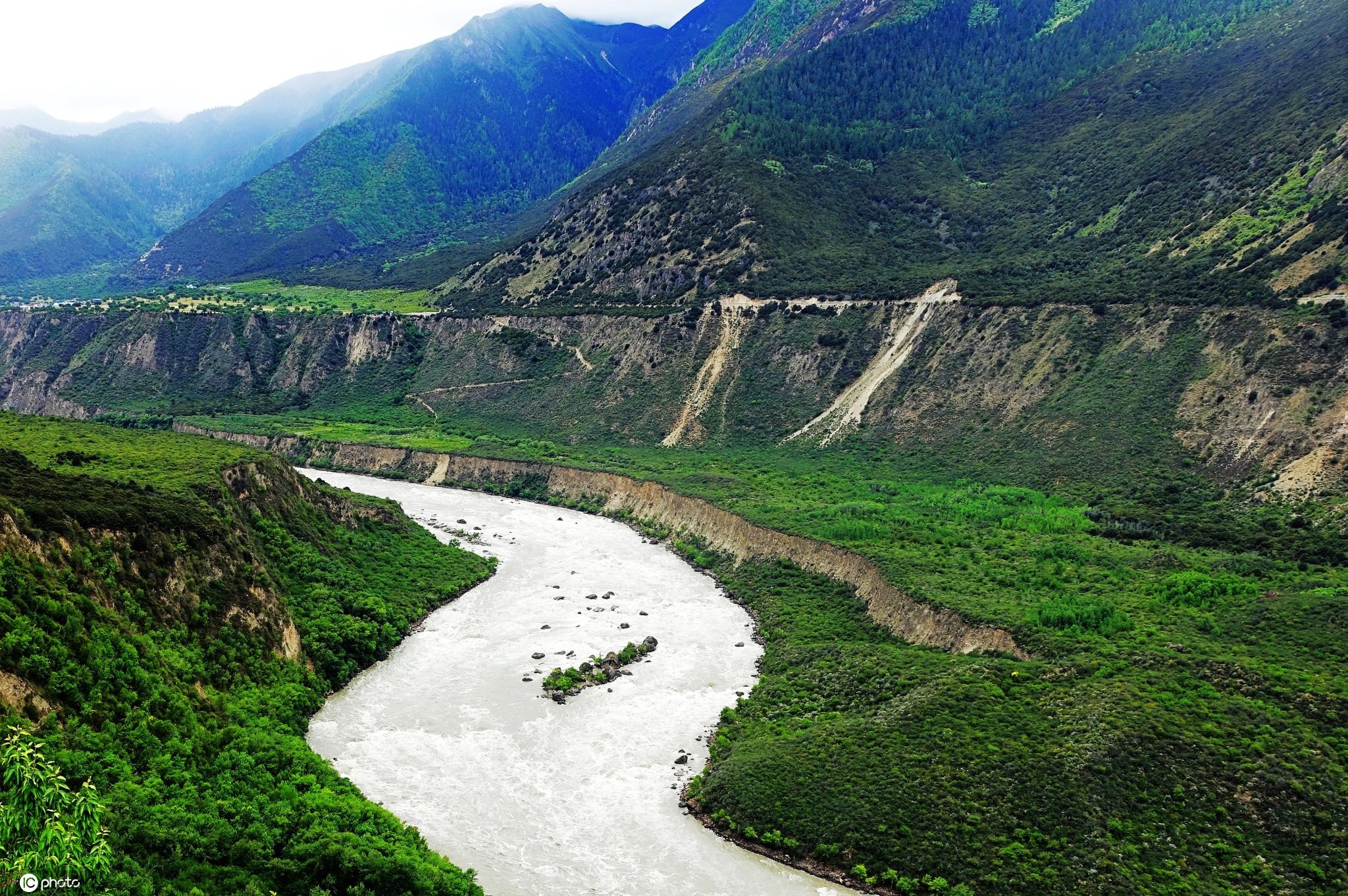 西藏林芝市雅鲁藏布大峡谷旅游景区:中国最美峡谷之首