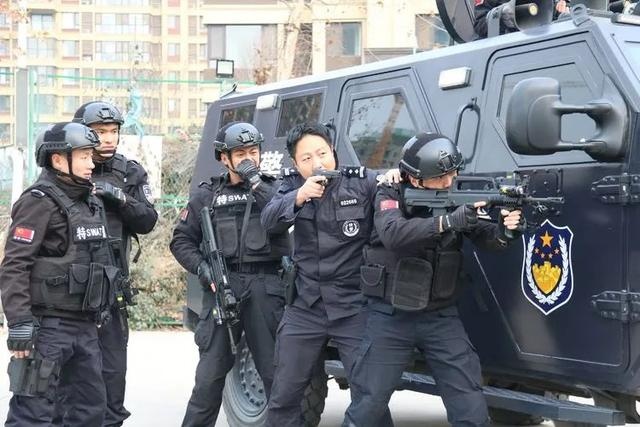 冬日寒风砺精兵 西安雁塔巡特警大队组织开展反恐战术演练