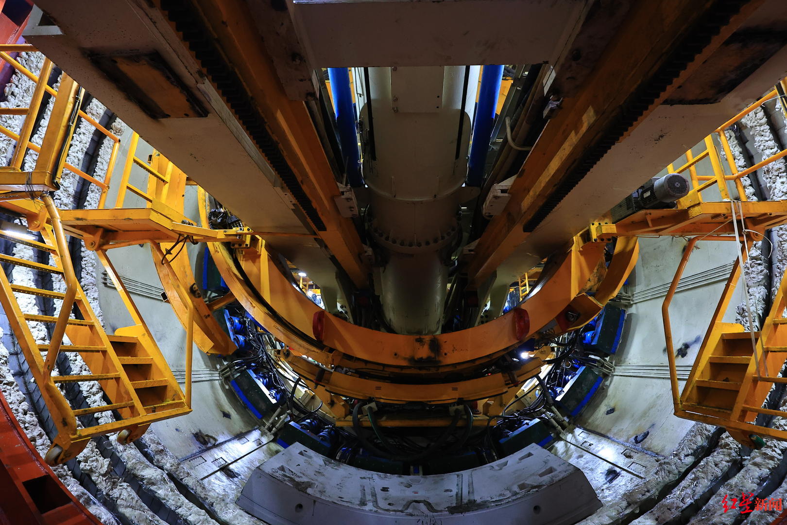 重要进展!成都轨道交通17号线二期工程首台盾构机始发|成都_新浪新闻