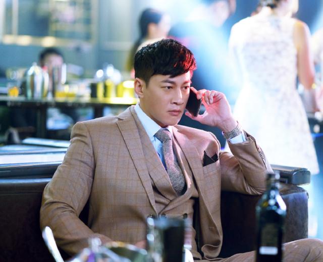 《正青春》滤镜有多"毒"?看何润东44岁的状态,毛孔太可怕了