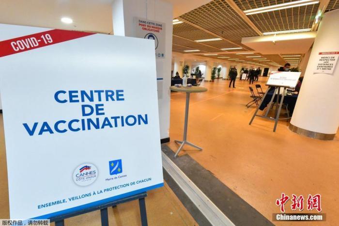 当地时间1月9月，法国戛纳，戛纳电影宫里的新冠疫苗接种中心开始启用。图为电影宫里的新冠疫苗接种中心。