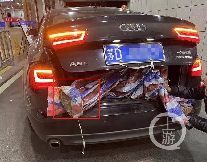 ▲跨年夜里，王女士一家在后备箱见到了父亲的遗体。图片来源/受访者供图