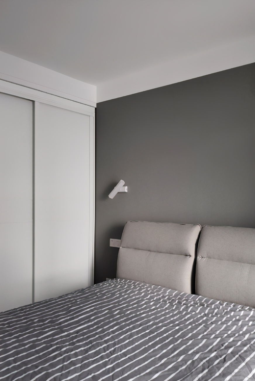 只是简单用石膏板做了造型,床头背景刷了灰色的墙漆,两侧装了简单的