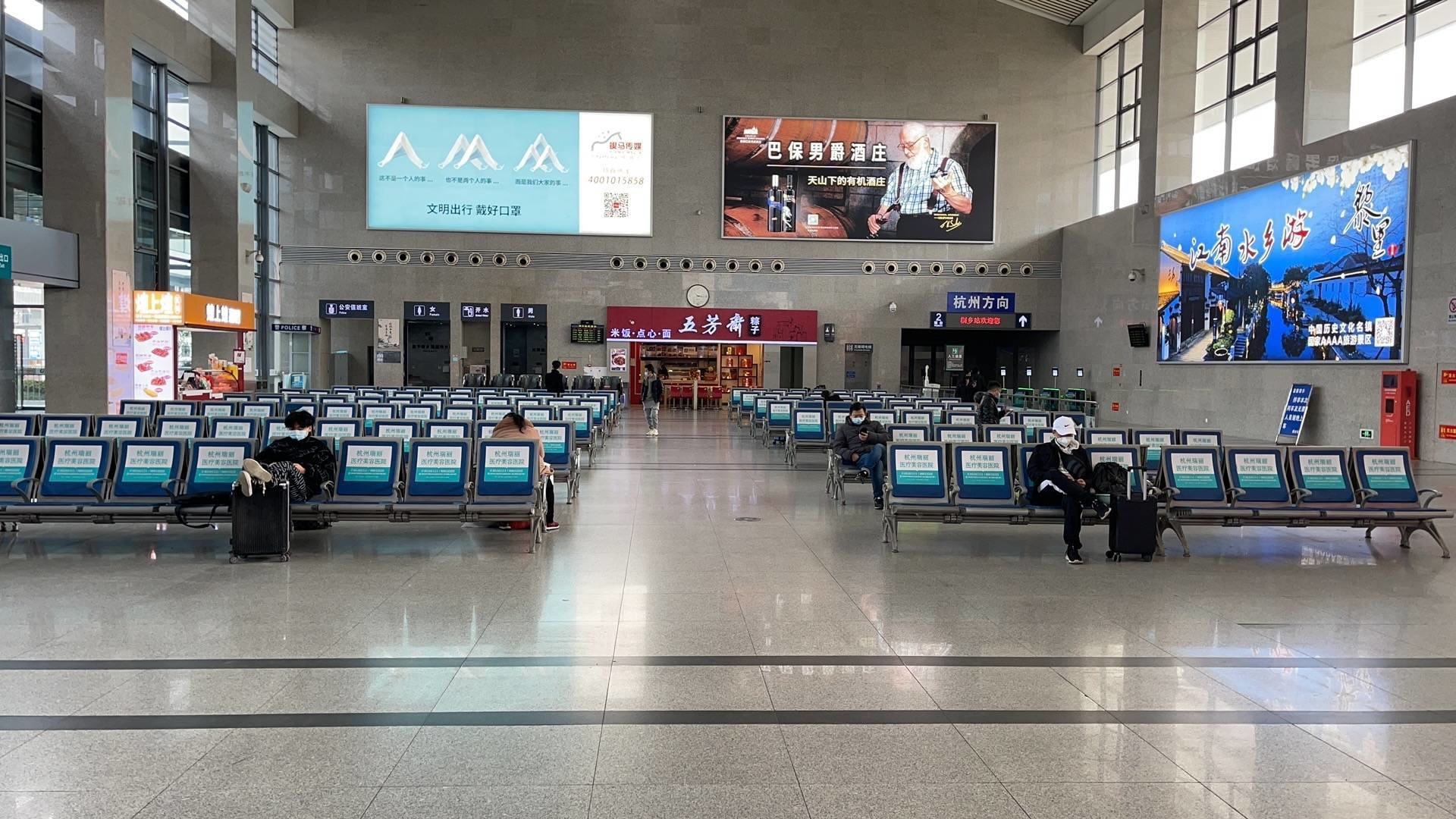 正文  上午,记者在高铁桐乡站看到,售票处的售票窗口前,买票的人寥寥