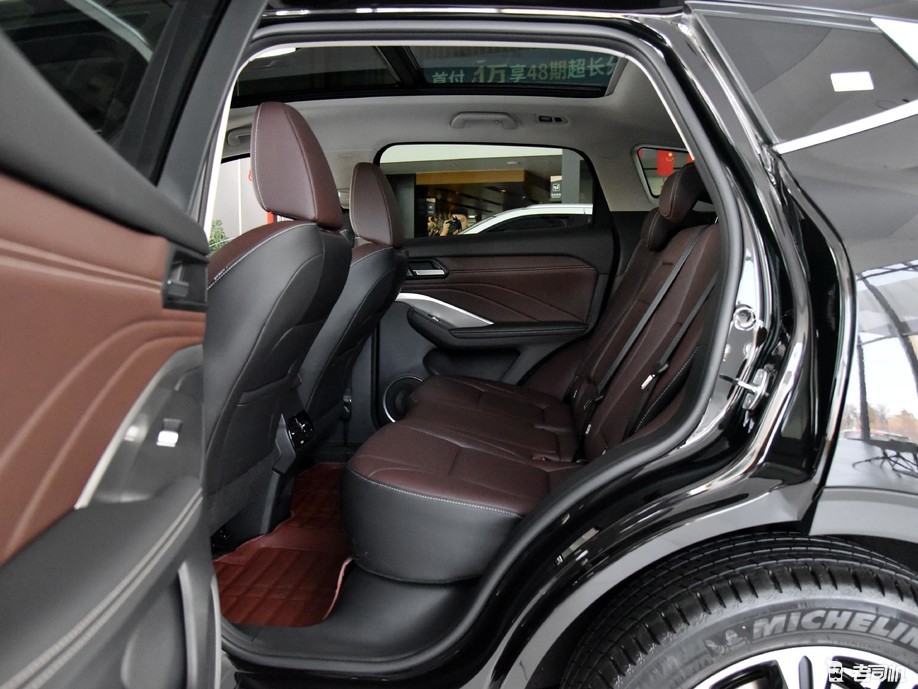 0t 两驱智护 后排空间表现中规中矩,腿部空间有一定的余量,日常家用的