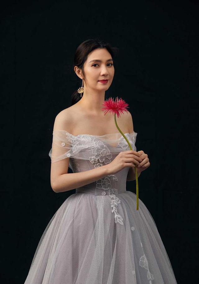 被"洪欣"美到了!穿薄纱连衣裙显现出了甜美气息,优雅大方