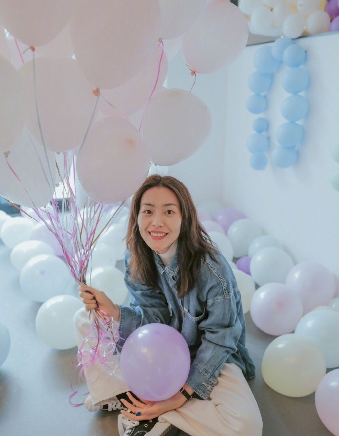 刘雯手拿气球庆33岁生日笑容甜美青春洋溢