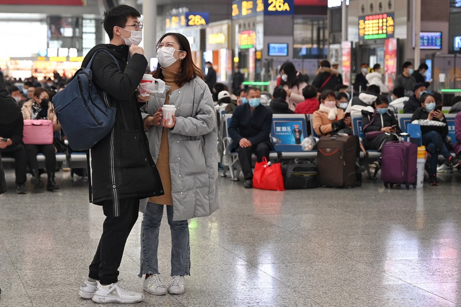 1月28日,上海虹桥火车站,候车的乘客.