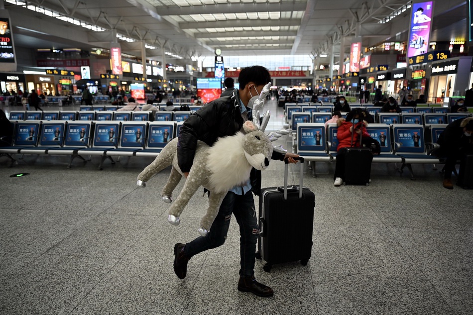 2021春运上海虹桥火车站首日客流稀少乘客全武装出行