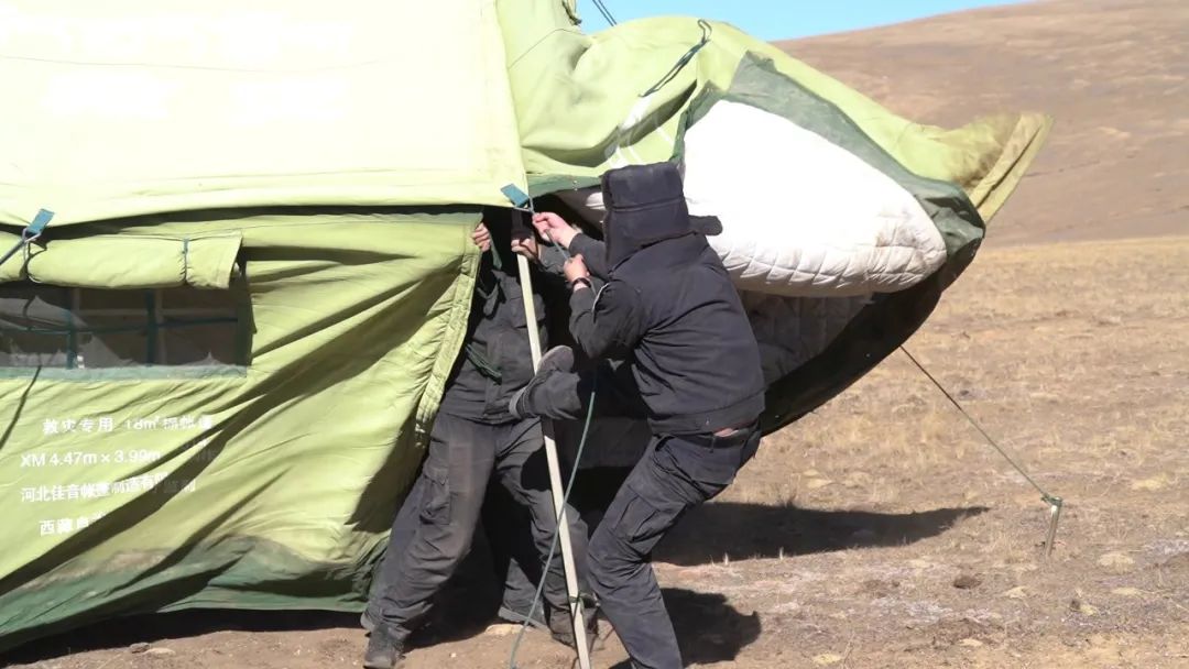  图为亚热边境派出所民警在执勤点固定帐篷