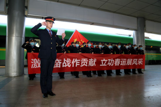 西安客运段团委为春运贡献青春力量