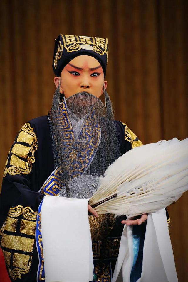 郭德纲爱唱戏,所以他拯救了京剧艺术?恐怕不能这么说