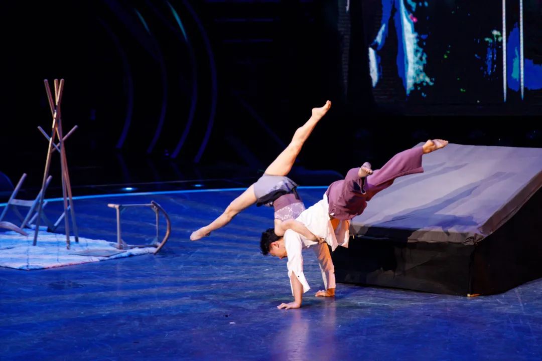 "海上杂技师"独臂倒立弹钢琴,"绸吊虞姬"惊艳演绎千古绝恋!