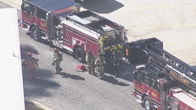  参与事故救援的消防员和消防车