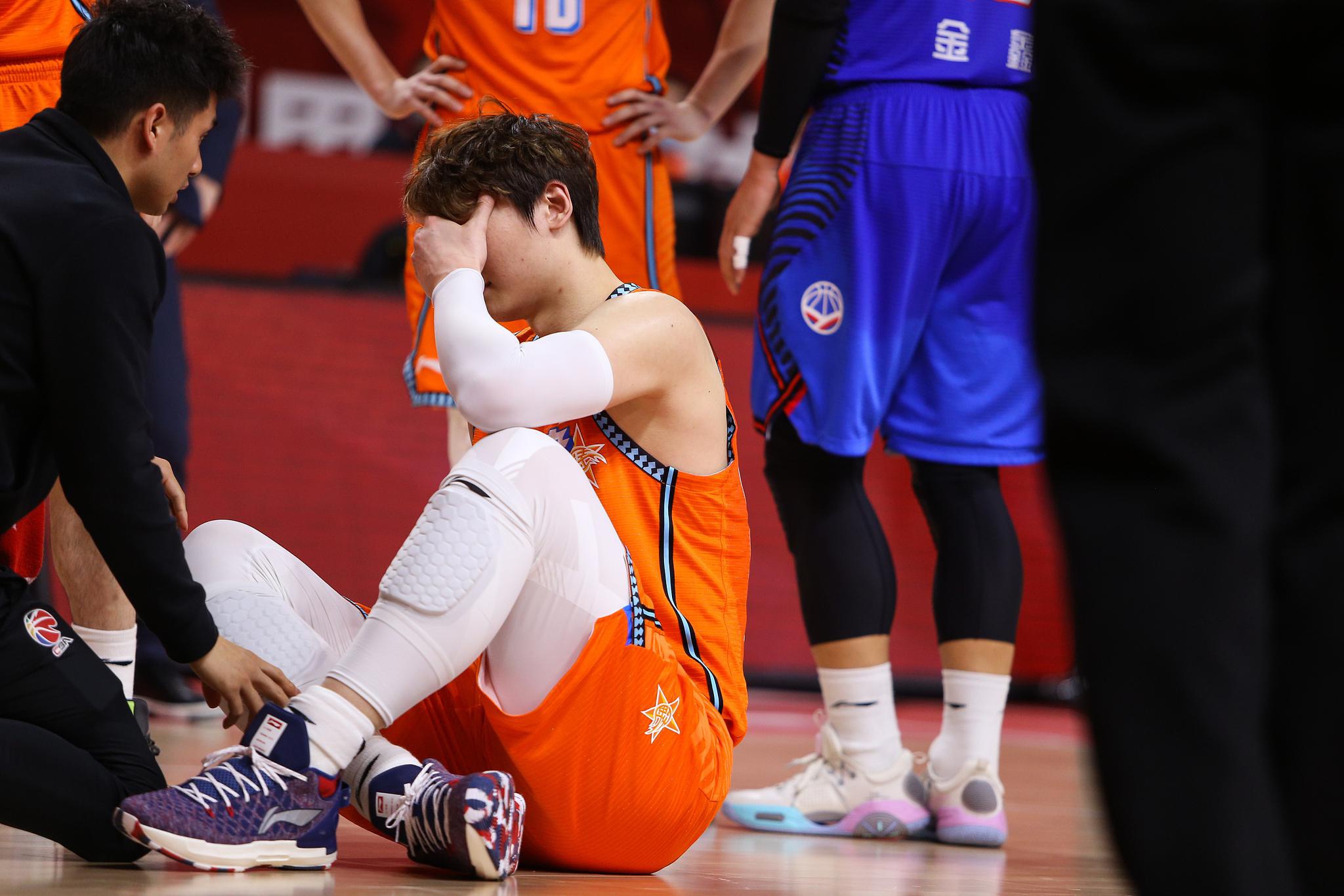 王哲林受伤下场.