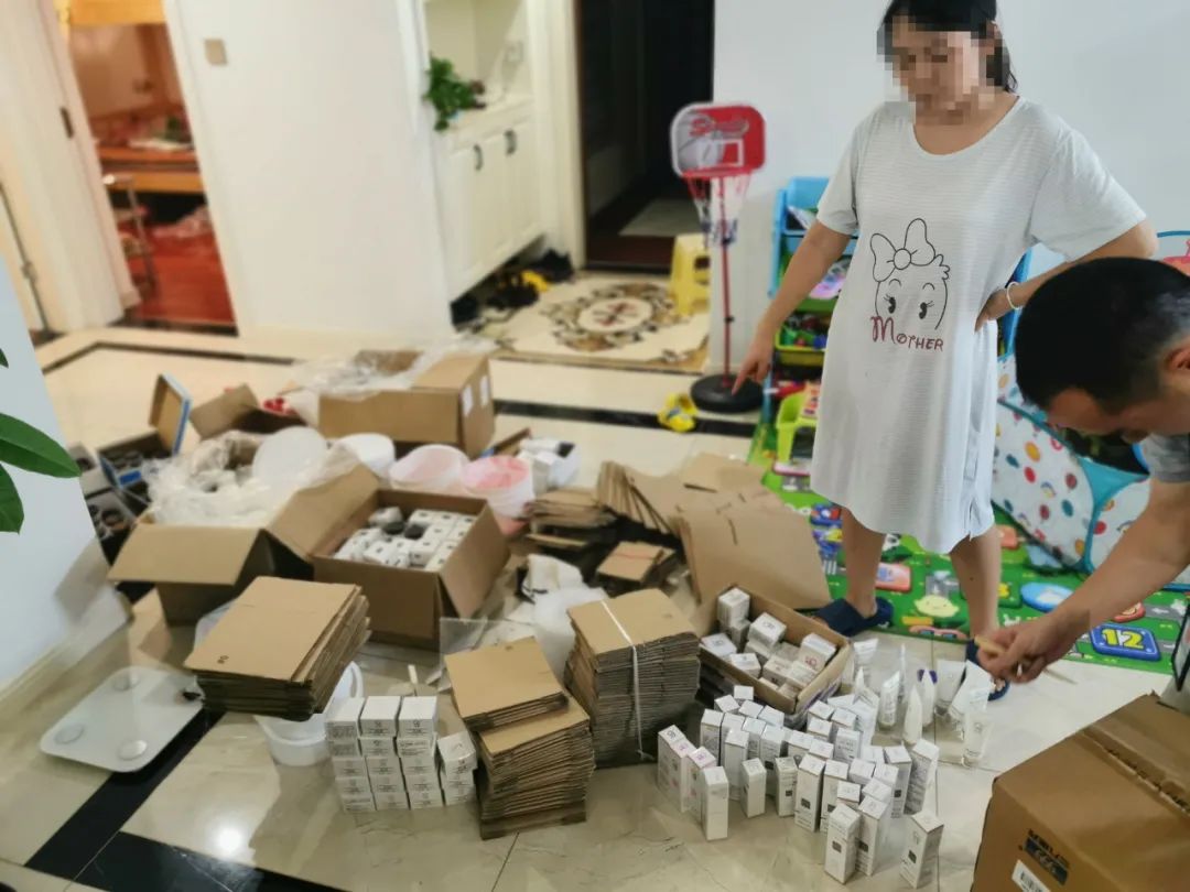 专案组在临海某小区将包某焕抓获,现场缴获大量"琼曼","豪曼"美容霜及