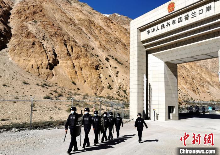 西藏普兰口岸民警坚守边境国门守望春暖花开