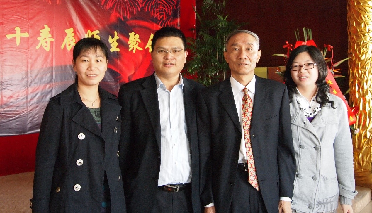 张馨教授(右二)和学生合影