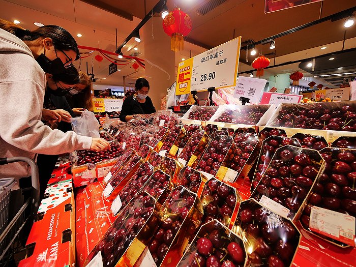 市民在超市里挑选进口车厘子.(图片来源:cfp)