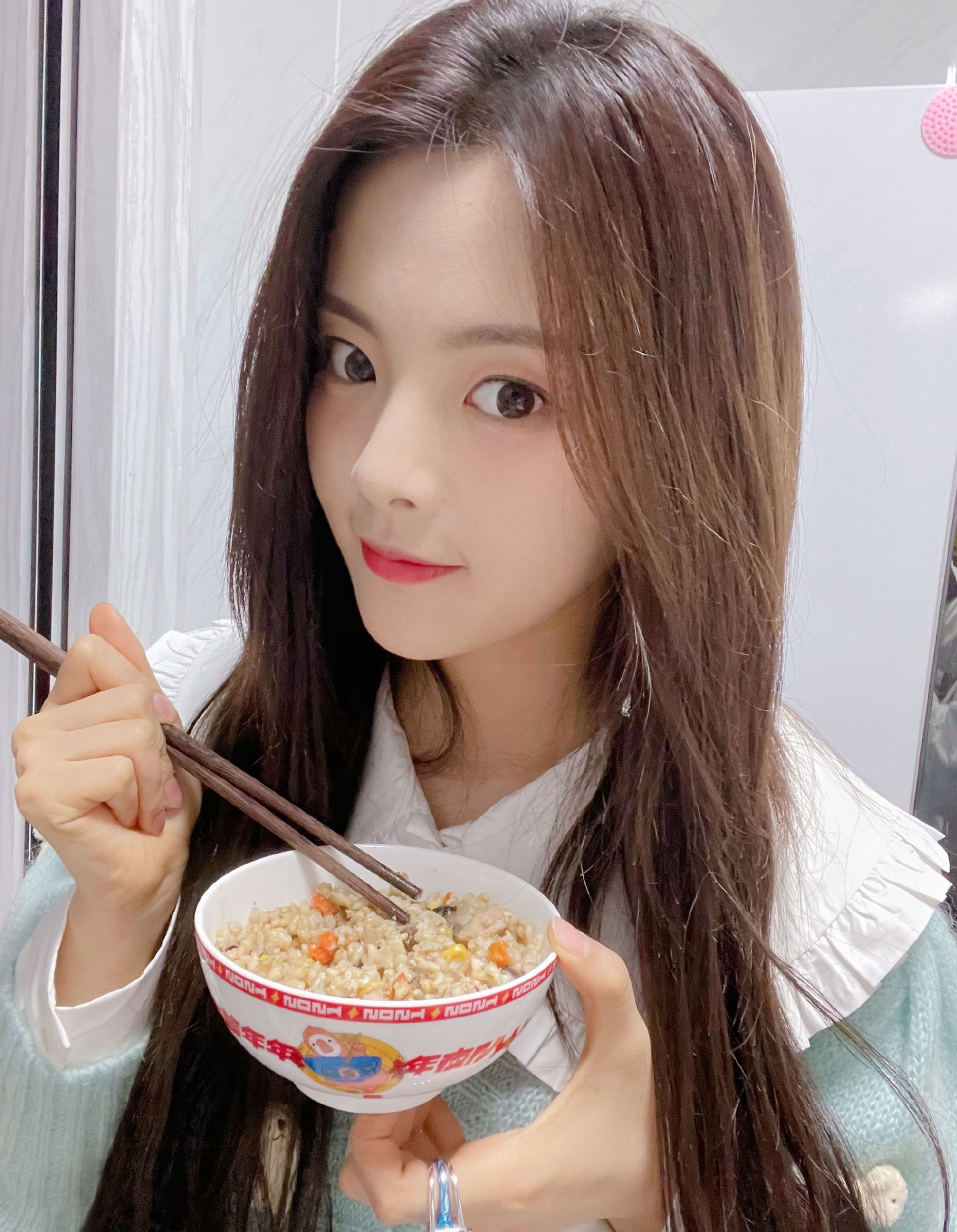 杨超越晒顶碗自拍 直言不想端水只想干饭