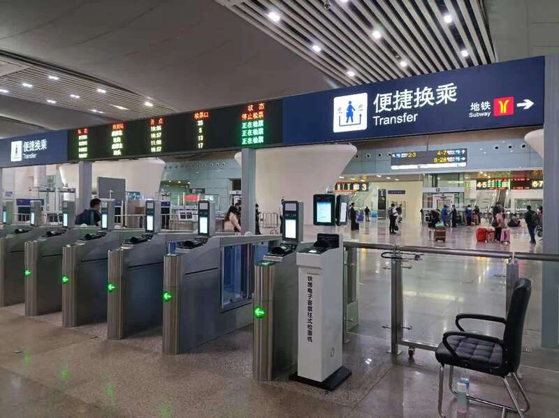 为了畅通进站候乘通道,今年广州南站首次启用一层南端中转换乘专区,需