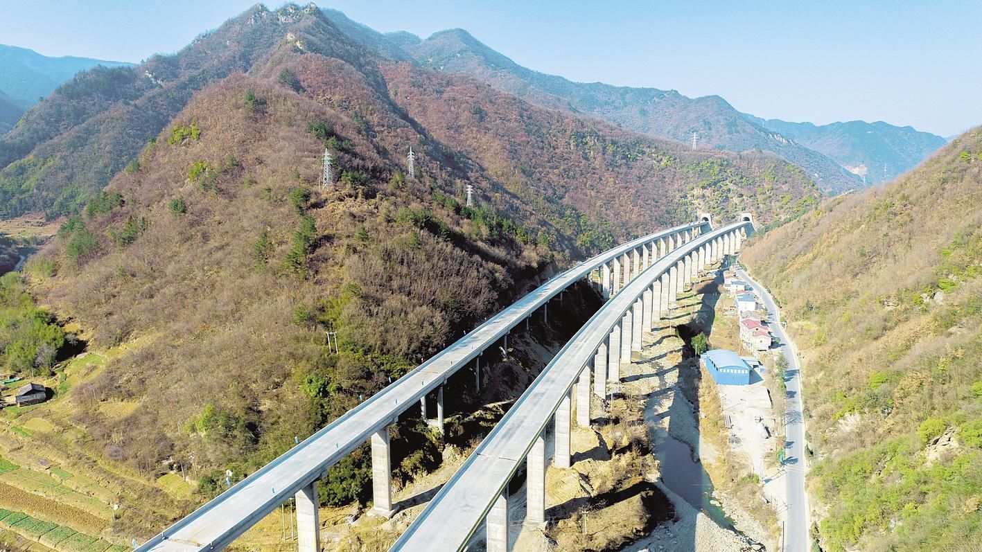 十巫高速公路鲍溢段全线贯通