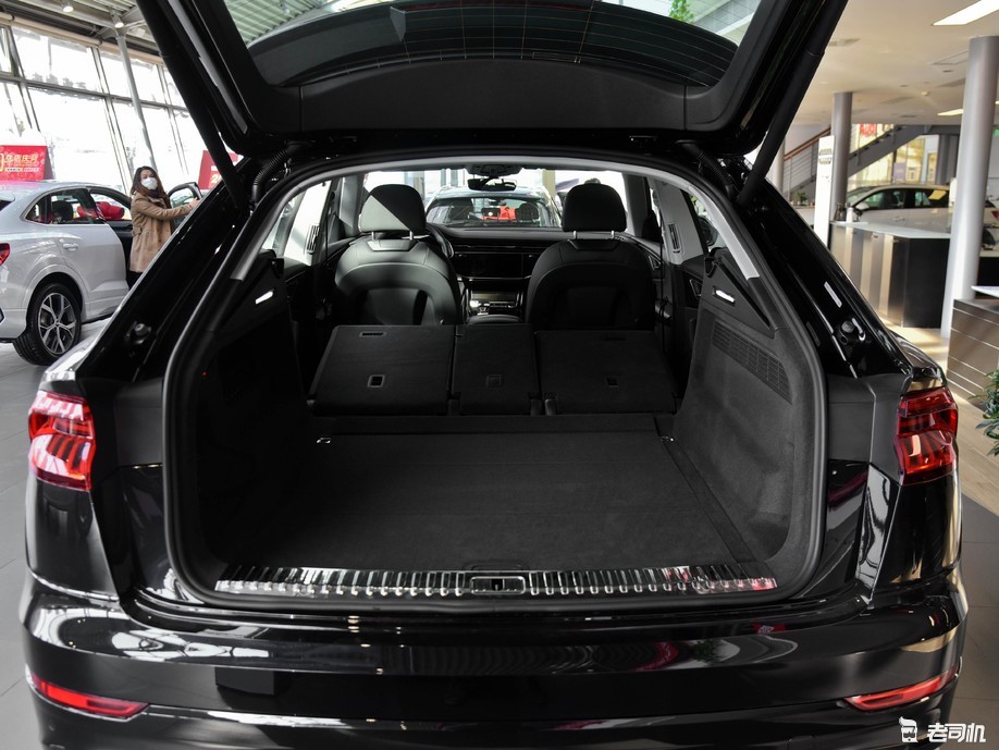 奥迪q8 2021款 45 tfsi 豪华致雅型后备厢空间不错,而且放倒后排座椅