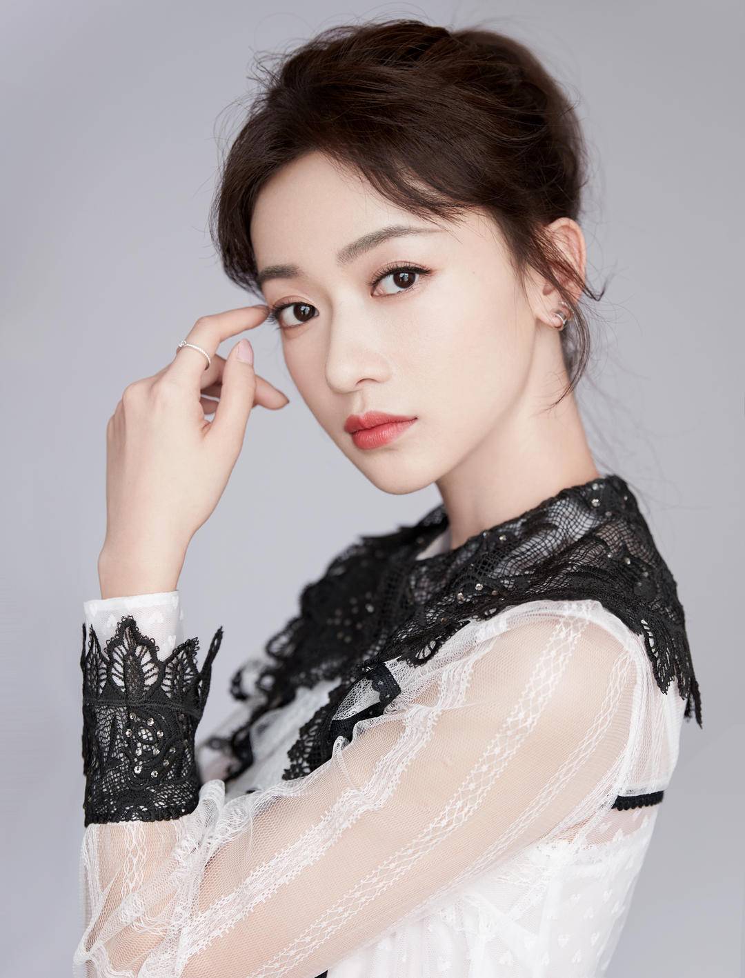 吴谨言:《正青春》章小鱼和魏璎珞确有相似之处