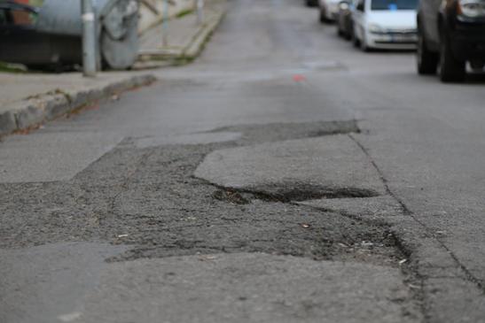 库叔住所门口道路上的大坑。