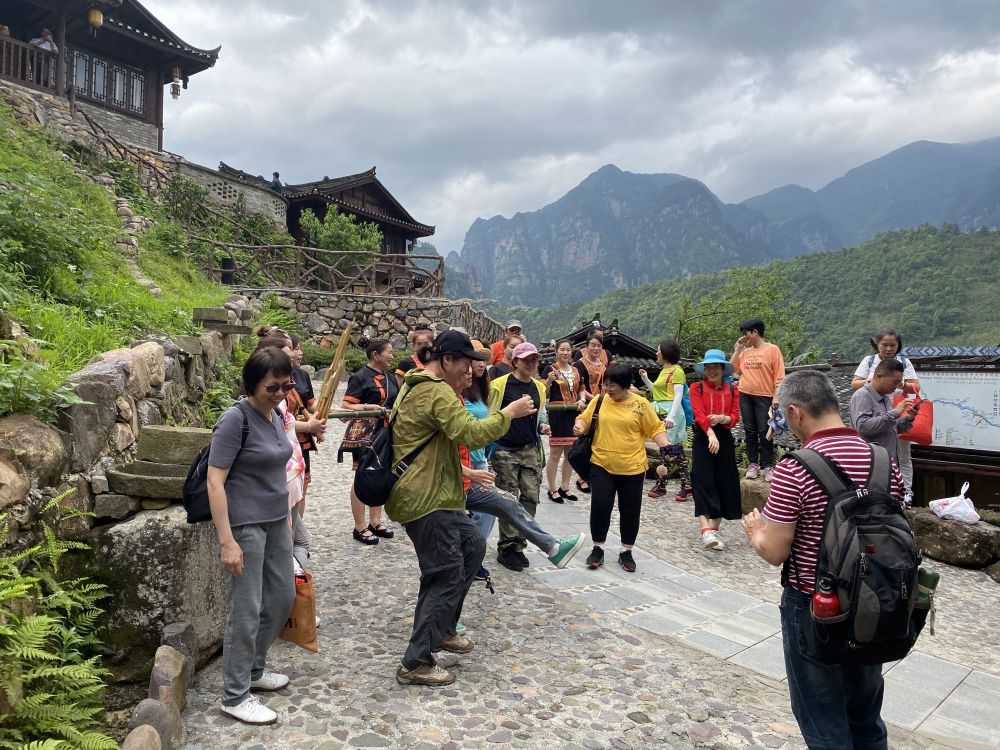 游客在大岭村参观游玩.(广西来宾市文化广电和旅游局供图)