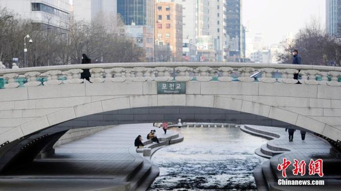 Recently, people in Seoul are close to Cheonggyecheon. In previous years, festivals and lantern shows were organized near Cheonggyecheon in Seoul to welcome the New Year. This year, affected by the epidemic, all large-scale New Year's Eve events were canceled Photo by China News Agency reporter Zeng Nai