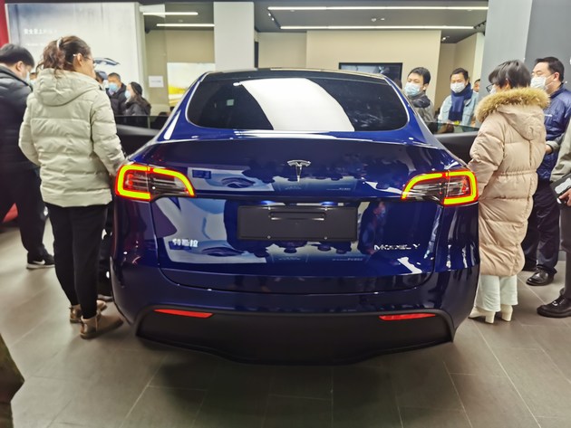 实拍特斯拉model y 定位中型suv / nedc续航594km