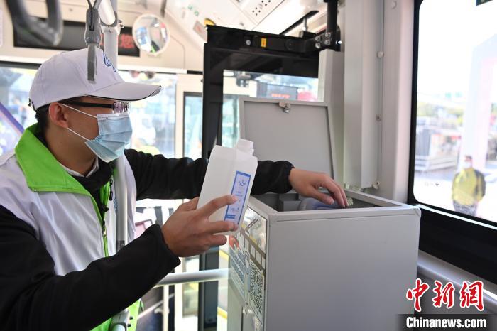 广州首批防疫系统公交电车上线 一键全车自动消菌