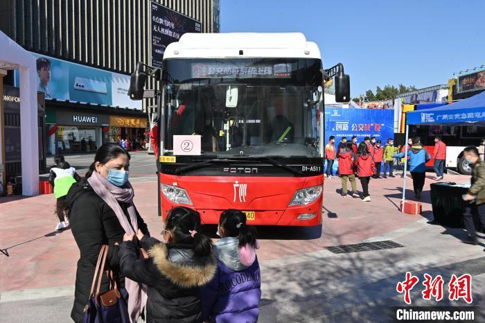 广州首批防疫系统公交电车上线 陈骥旻 摄