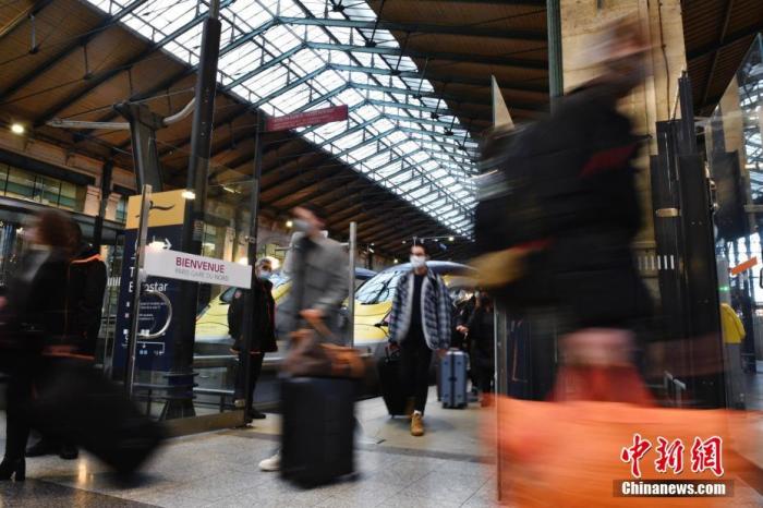 London passengers enter France on train