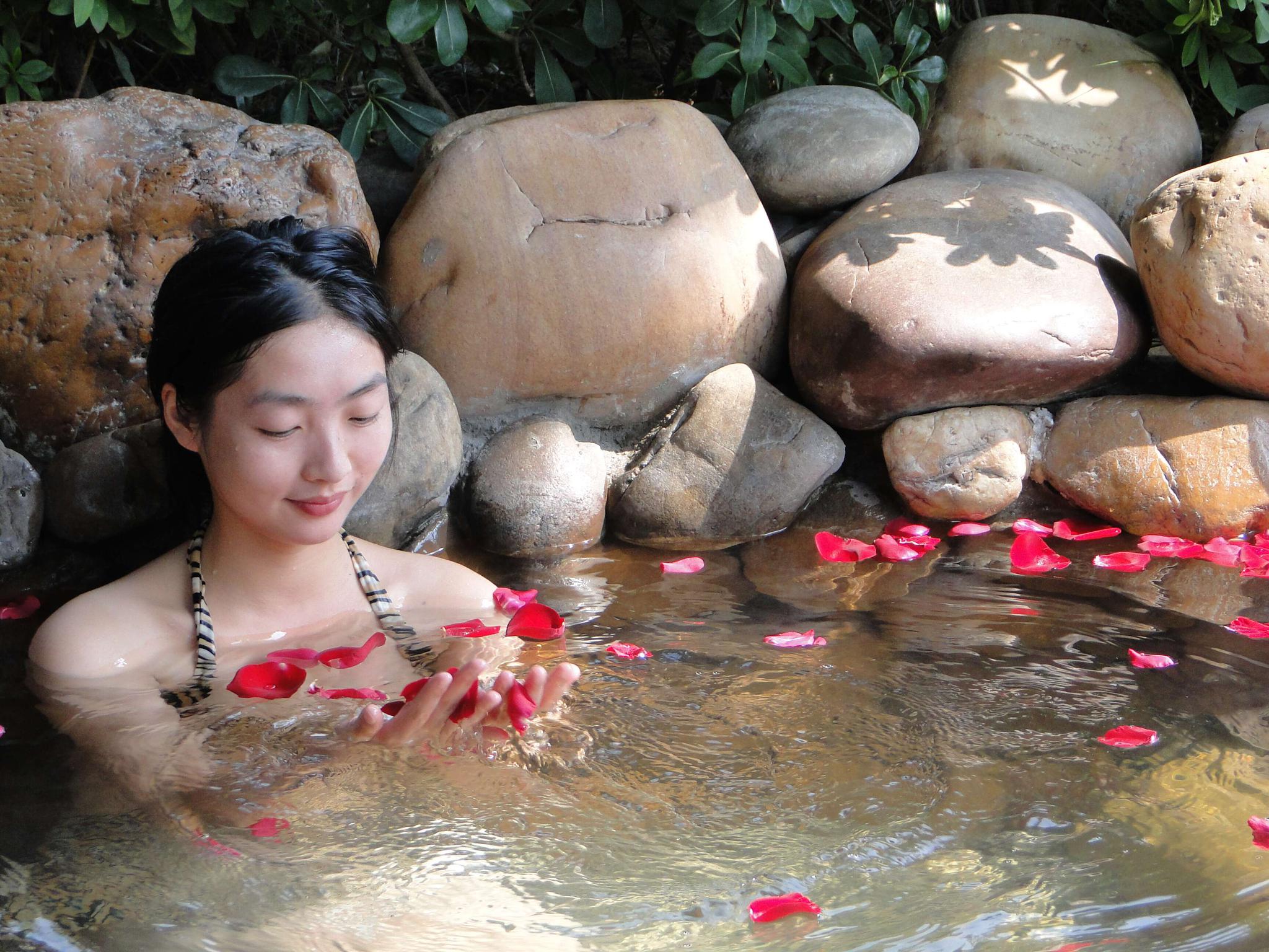 休闲泡汤洗去辛劳元旦假期 灰汤温泉景区人气爆棚|灰汤温泉|灰汤|龙湾