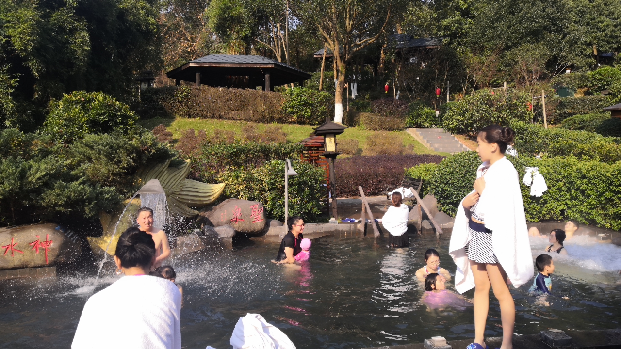 同时,灰汤温泉旅游景区的"华天"和"金太阳"等景点也是游客满满.