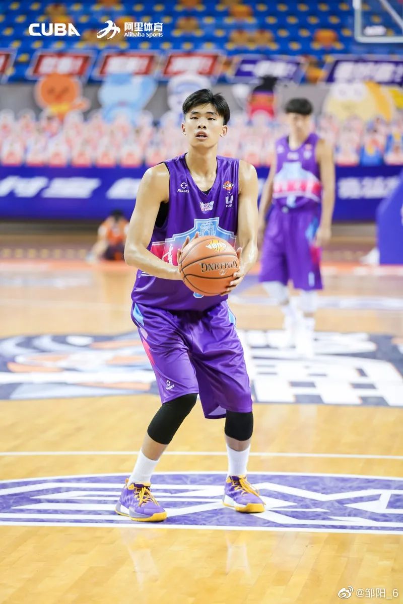 曹松(浙江大学)▲李玮颢(北京化工大学)▲温佳龙(吉林大学)▲王云章