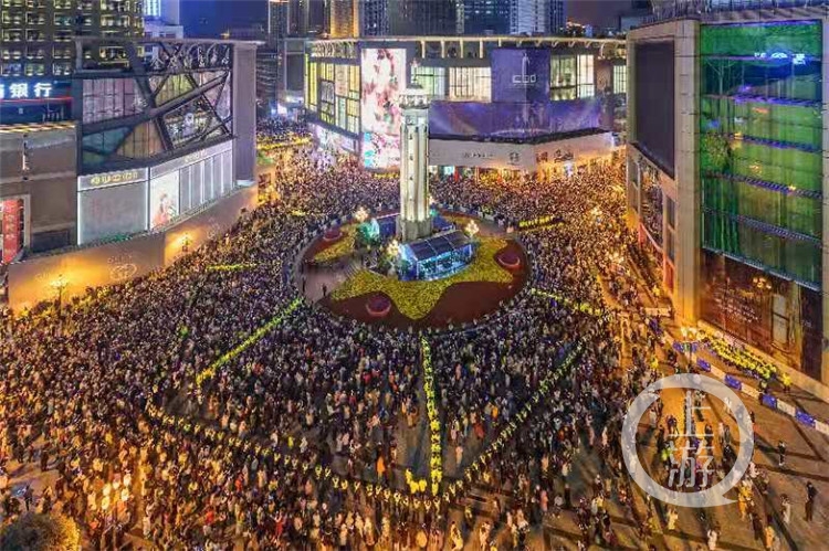 跨年夜的解放碑 八千多警察蜀黍为两个字操透了心