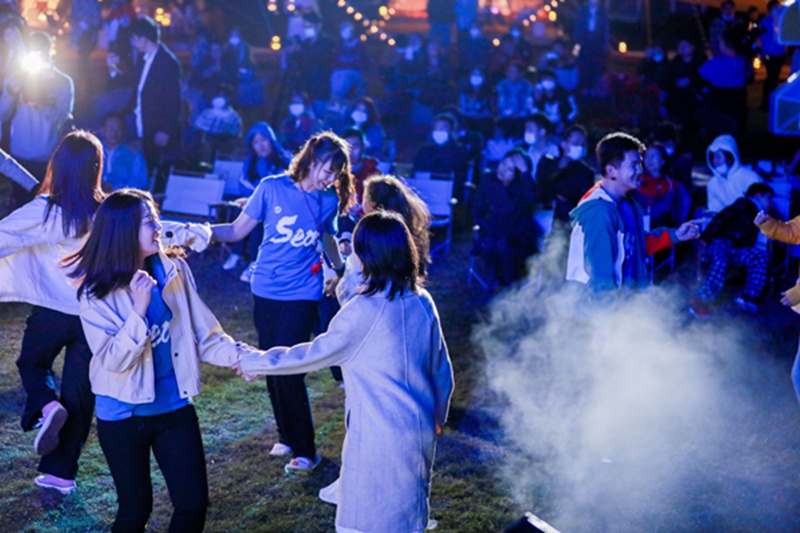 三亚市天涯海角举办跨年迎新派对用诗和远方迎接2021年