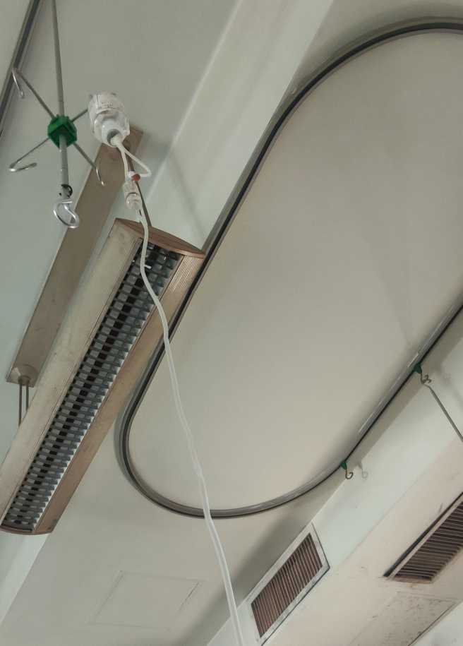 仰面朝天,盯着病房挤满吊瓶钩子滑轨,日光灯管,烟感报警器的天花板