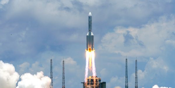 2020年7月23日，长征五号遥四运载火箭在文昌航天发射场点火升空，实施中国首次火星探测任务。（才扬 摄）