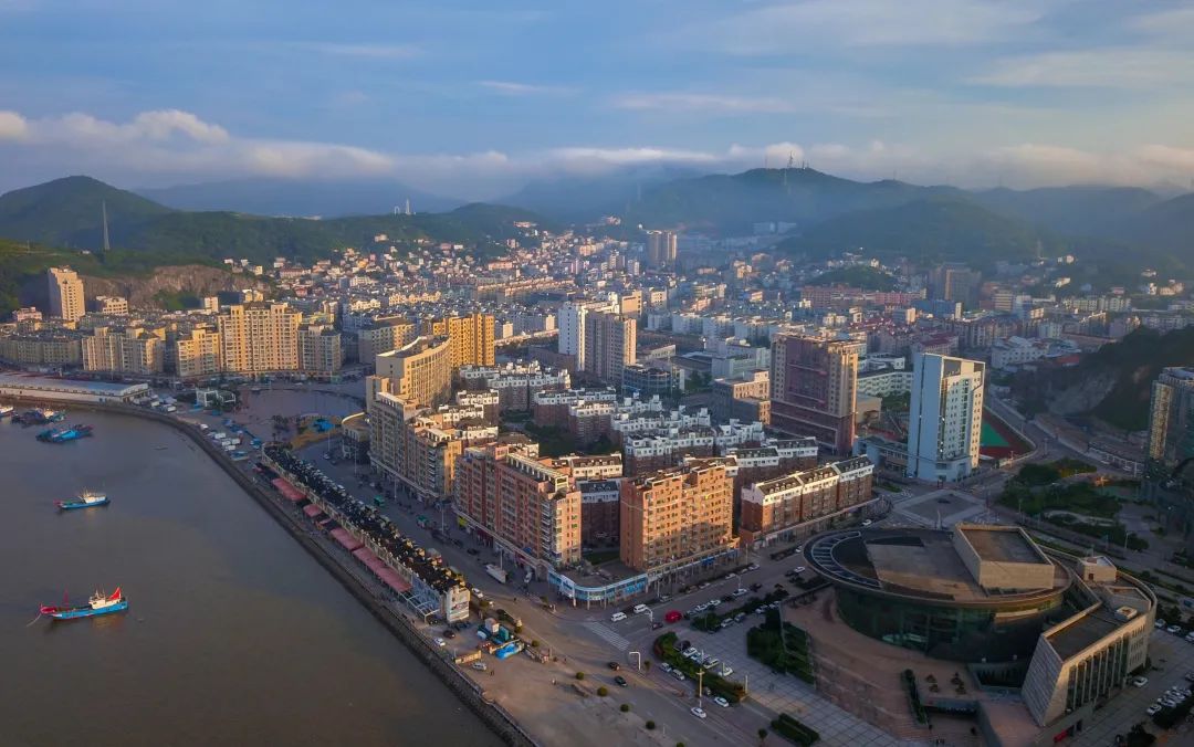 嵊泗县志愿服务队伍在广场上为市民服务从争创全国文明城市以来,宁海