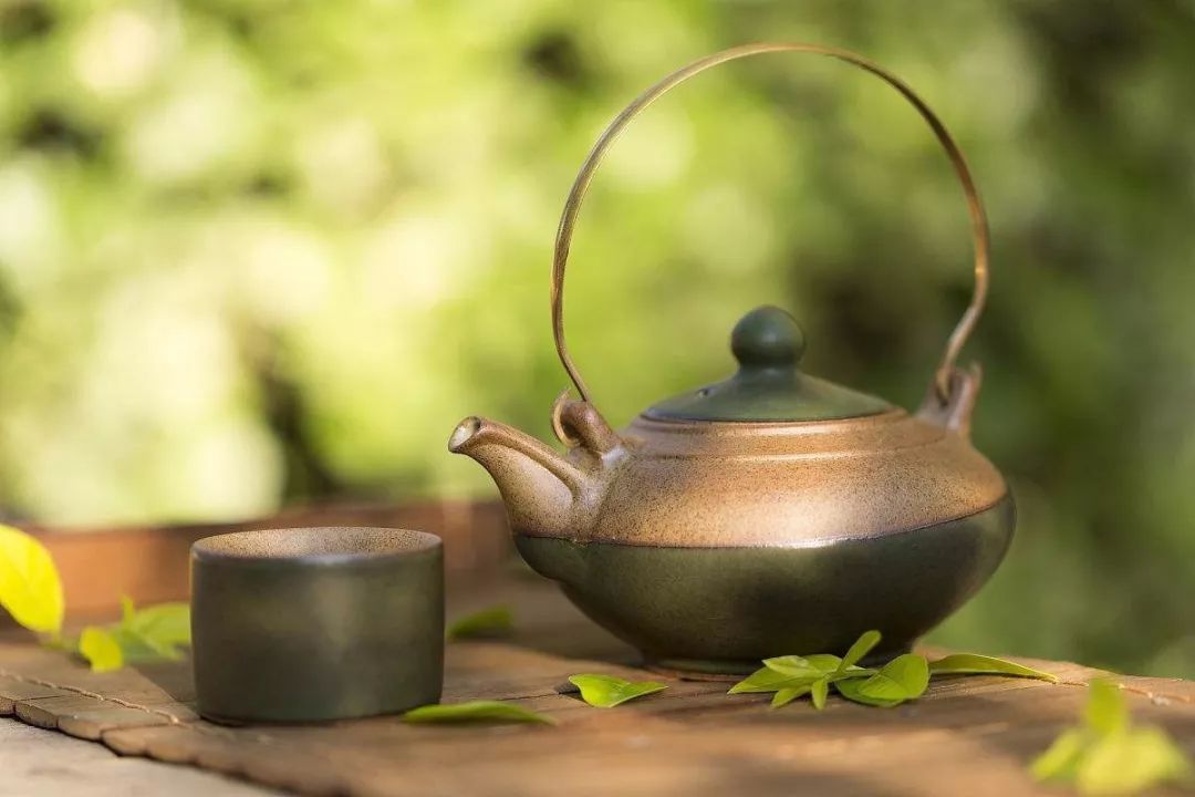 闻着茶香的芬芳,配上雅致的乐曲,或独自品茗静坐,或邀三两好友.