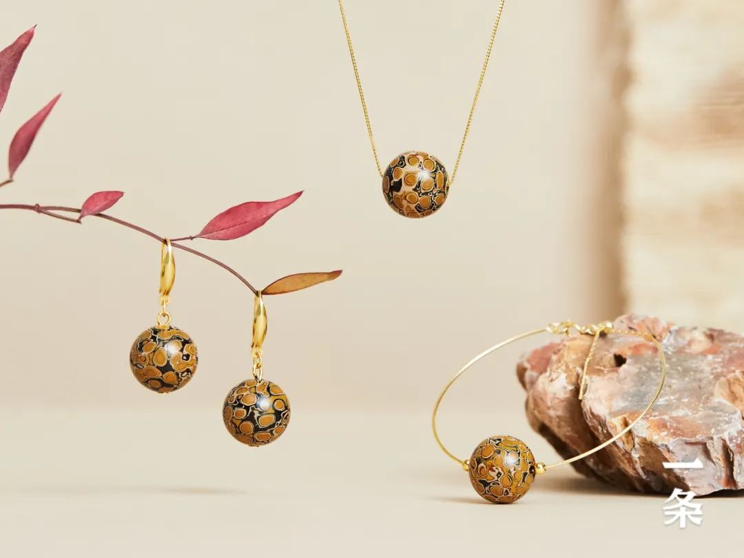 大漆首饰,底蕴深厚,美得惊艳|大漆|木珠|漆器_新浪新闻