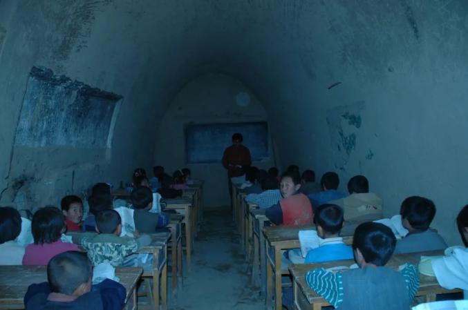 △第六届研支团成员在窑洞中的教室上课